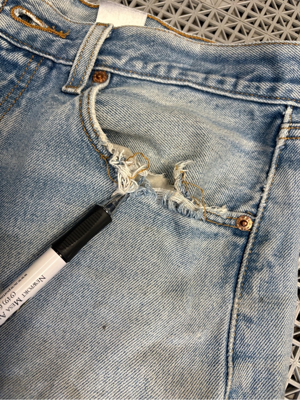 Vintage Levi's 501 Light Wash Distressed Button-Fly Blue Jeans Y2K - Picture 11 of 16